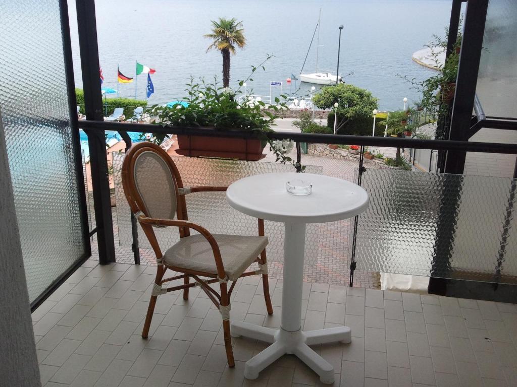 Hotel Caribe Brenzone sul Garda Habitación foto